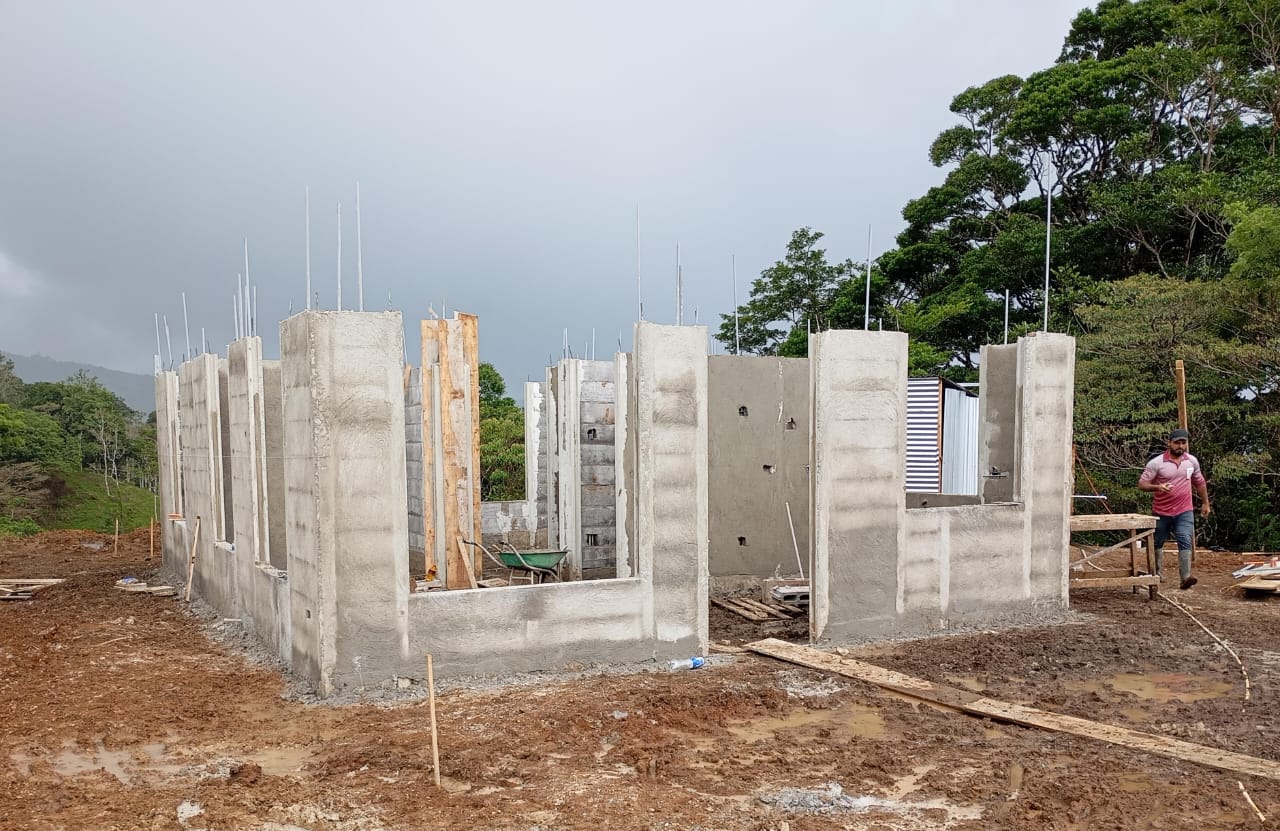 Columnas de concreto y cimientos durante la etapa de levantado de paredes